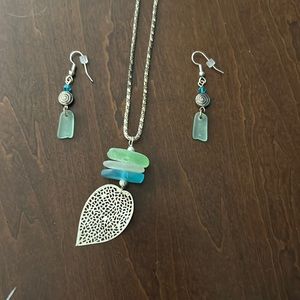 Women’s long necklace with matching earrings, glass beads